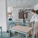 Schüler räumen Tische in ihr Klassenzimmer