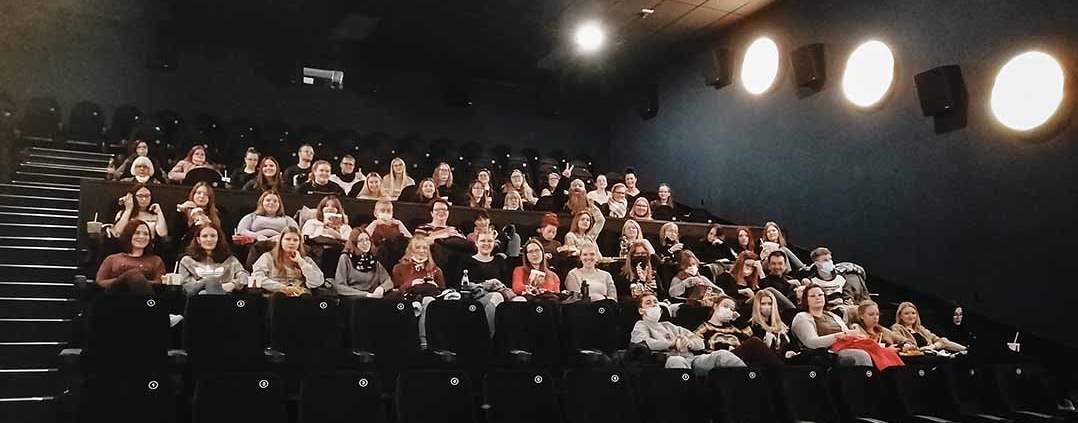Schüler sitzen im Kino