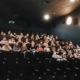 Schüler sitzen im Kino