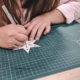 Schülerin macht Scherenschnitt von einem Stern