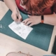Schülerin fertigt Scherenschnitt