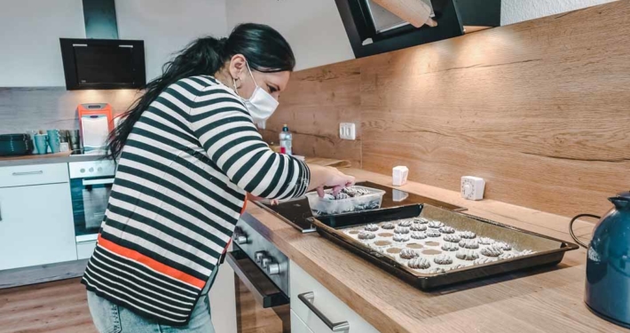 Eine Schülerin hat Plätzchen gebacken