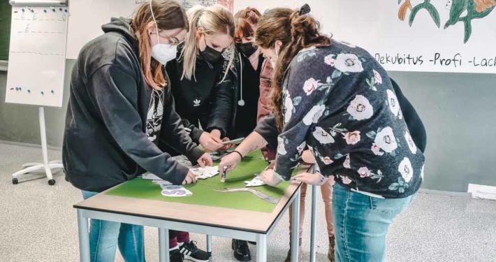 Schüler gestalten Plakat zum Thema: Soziokulturelle Vielfalt