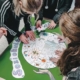 Schüler kleben selbgestaltetes Diversity-Puzzle zusammen