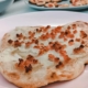 von Auszubildenden gebackender Flammkuchen