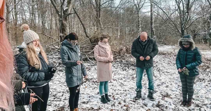 Schüler beim Waldbaden