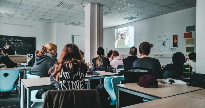 Schüler sehen gemeinsam einen Film um ihn anschließend zu analysieren