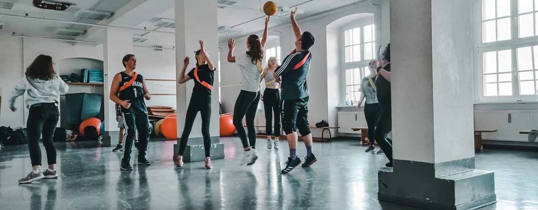 Kinderpfleger beim Sportunterricht