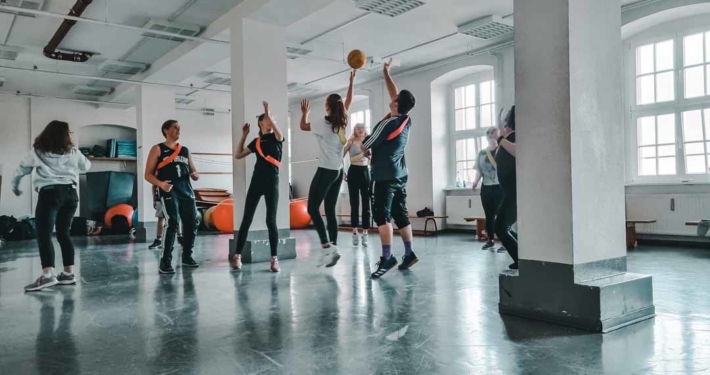 Kinderpfleger beim Sportunterricht