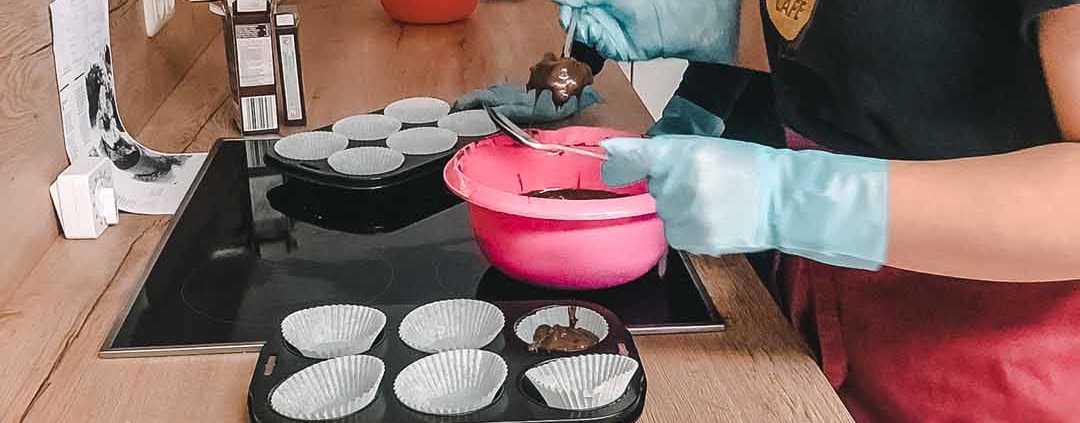 Auszubildende Kinderpfleger backen Muffins in der schuleigenen Lernküche