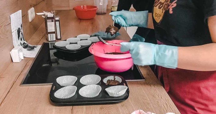 Auszubildende Kinderpfleger backen Muffins in der schuleigenen Lernküche
