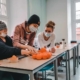Physiotherapie-Schüler fühlen als Apraxie-Übung Orangen