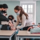 Physiotherapeuten in Ausbildung üben die Anleitung von Apraxie-Patienten beim Einpacken eines Rucksacks