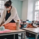 Physiotherapeuten in Ausbildung üben die Anleitung von Apraxie-Patienten beim Einpacken eines Rucksacks