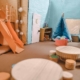 Auszubildende Erzieher entwicklen Raumkonzept für einen Kindergarten