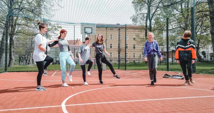 Auszubildende Kinderpfleger im Bewegungsunterricht