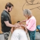 Auszubildende Masseure analysieren einen Rücken