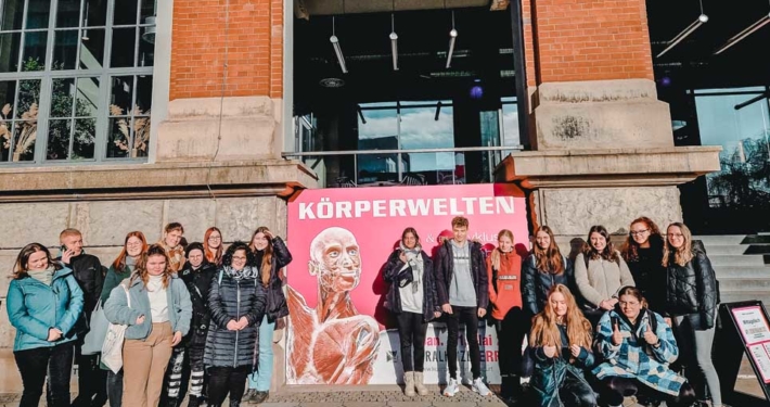 Gruppenfoto vor Körperweltenausstellung