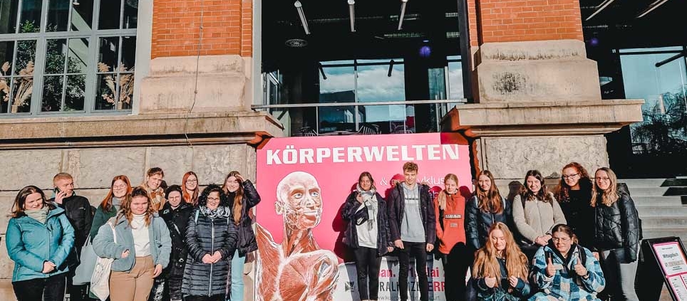 Gruppenfoto vor Körperweltenausstellung