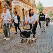 Auszubildende Pflegefachkräfte üben mit Mobilitätshilfen