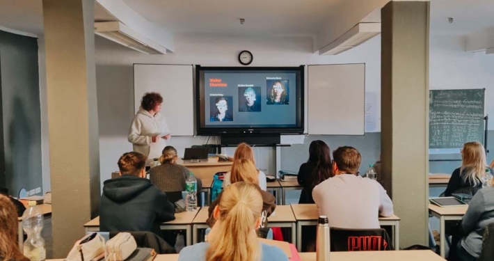 Auszubildende Erzieher präsentieren Kinder- und Jugendbücher