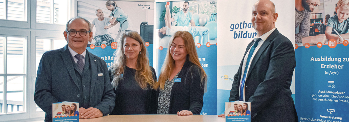 Oberbürgermeister Knut Kreuch mit Schulleitung und Dr Sebastian Buntin