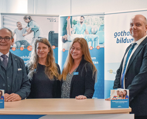 Oberbürgermeister Knut Kreuch mit Schulleitung und Dr Sebastian Buntin