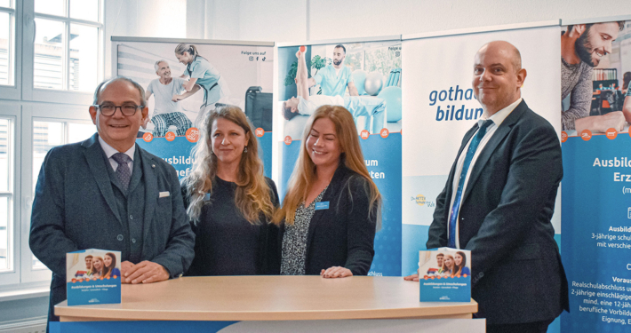 Oberbürgermeister Knut Kreuch mit Schulleitung und Dr Sebastian Buntin